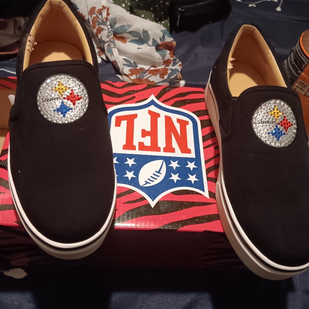 Tennis shoes